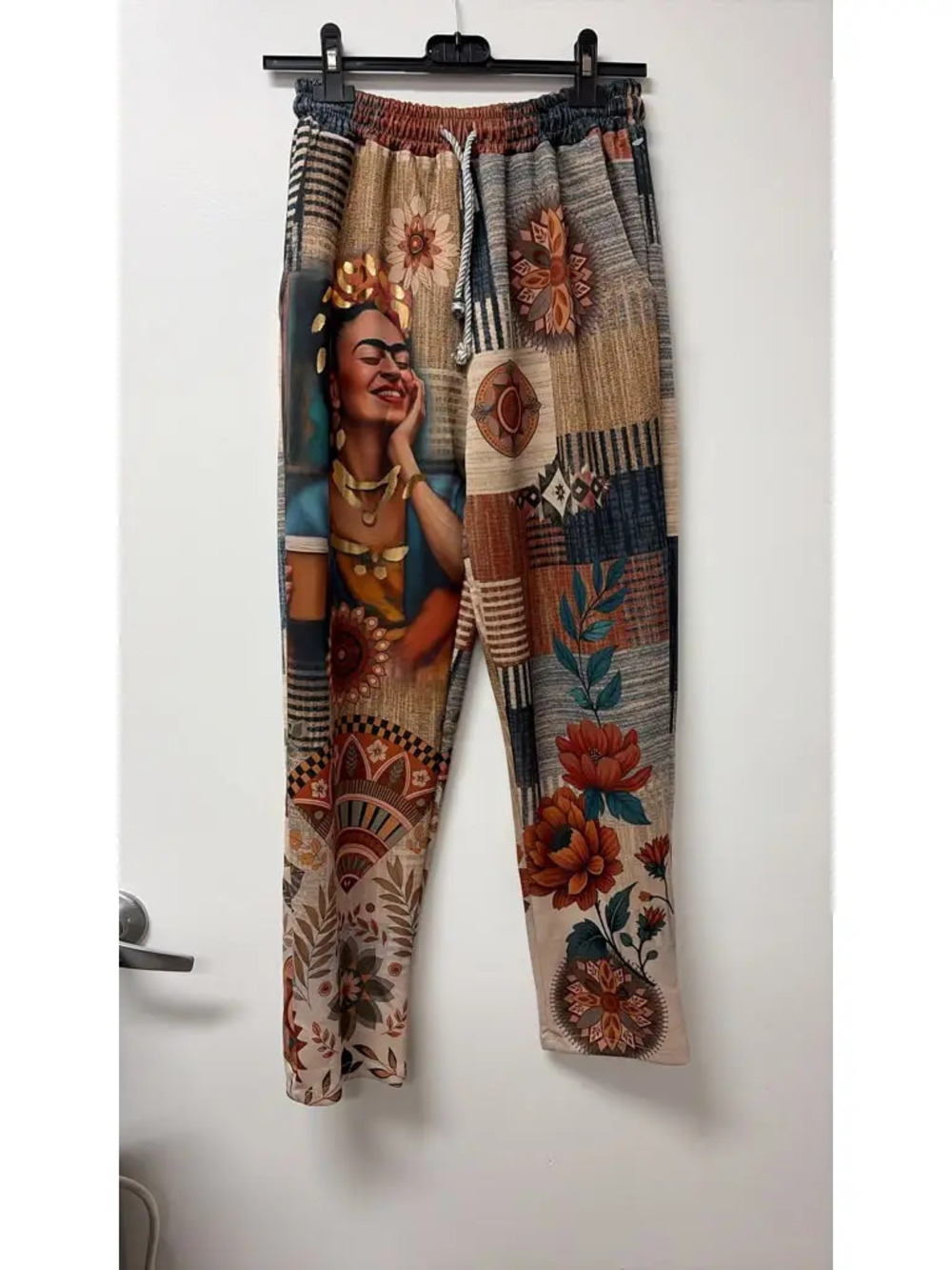 L537 | Loowie Frida Portrait Pants | Foil Accent | Coord Art Prnt | One Size S-L